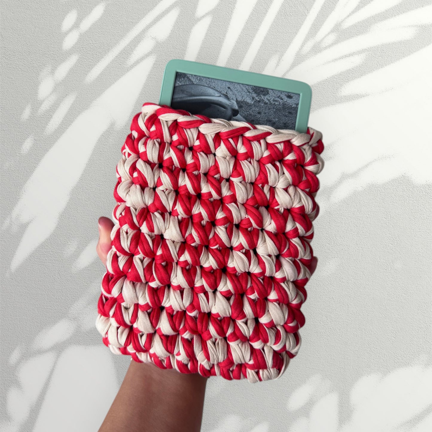 "L'Endormi" E-reader sleeve for Kindle, Red and Beige